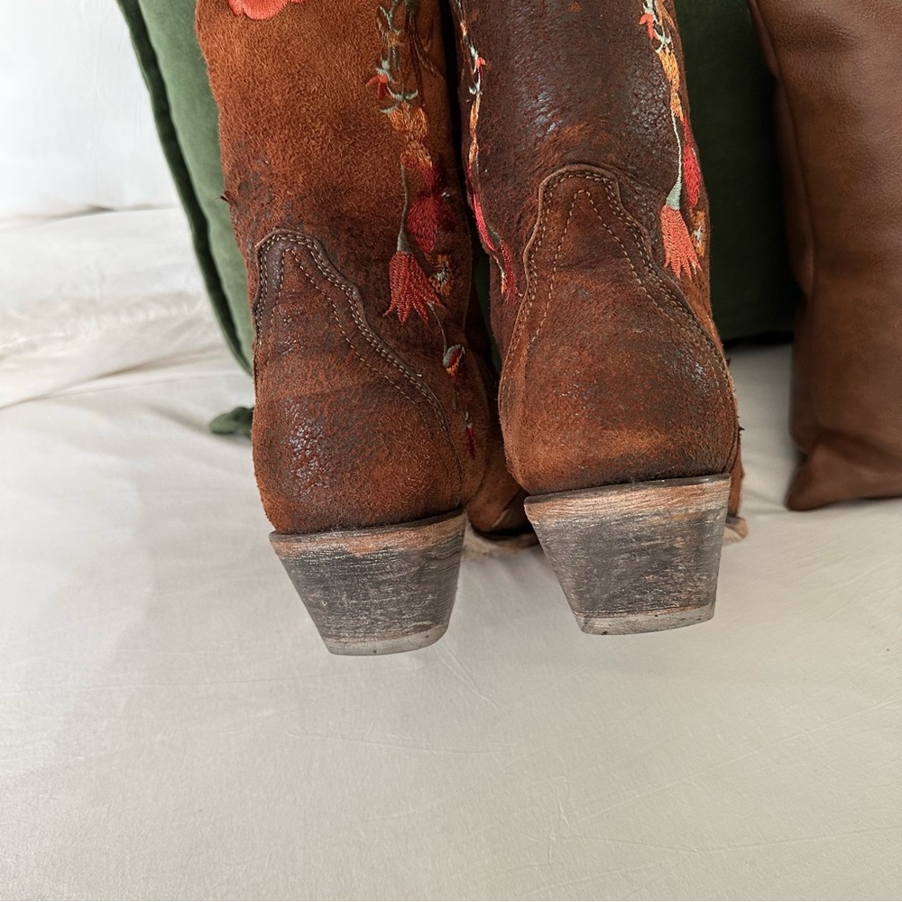 Corral Women’s Lamb Floral Embroidered Cowboy Boots - Picture 6 of 9
